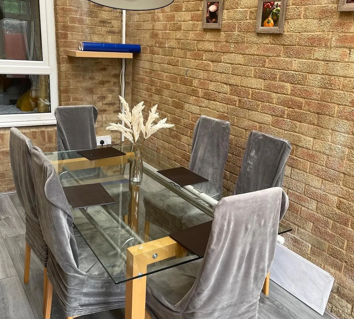 5 Bedroom House - 10 Beds - City Centre - Parking Cardiff 0*,  United Kingdom